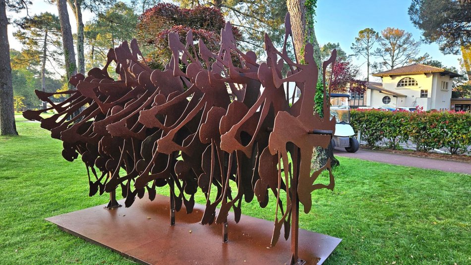 Une sculpture monumentale au golf